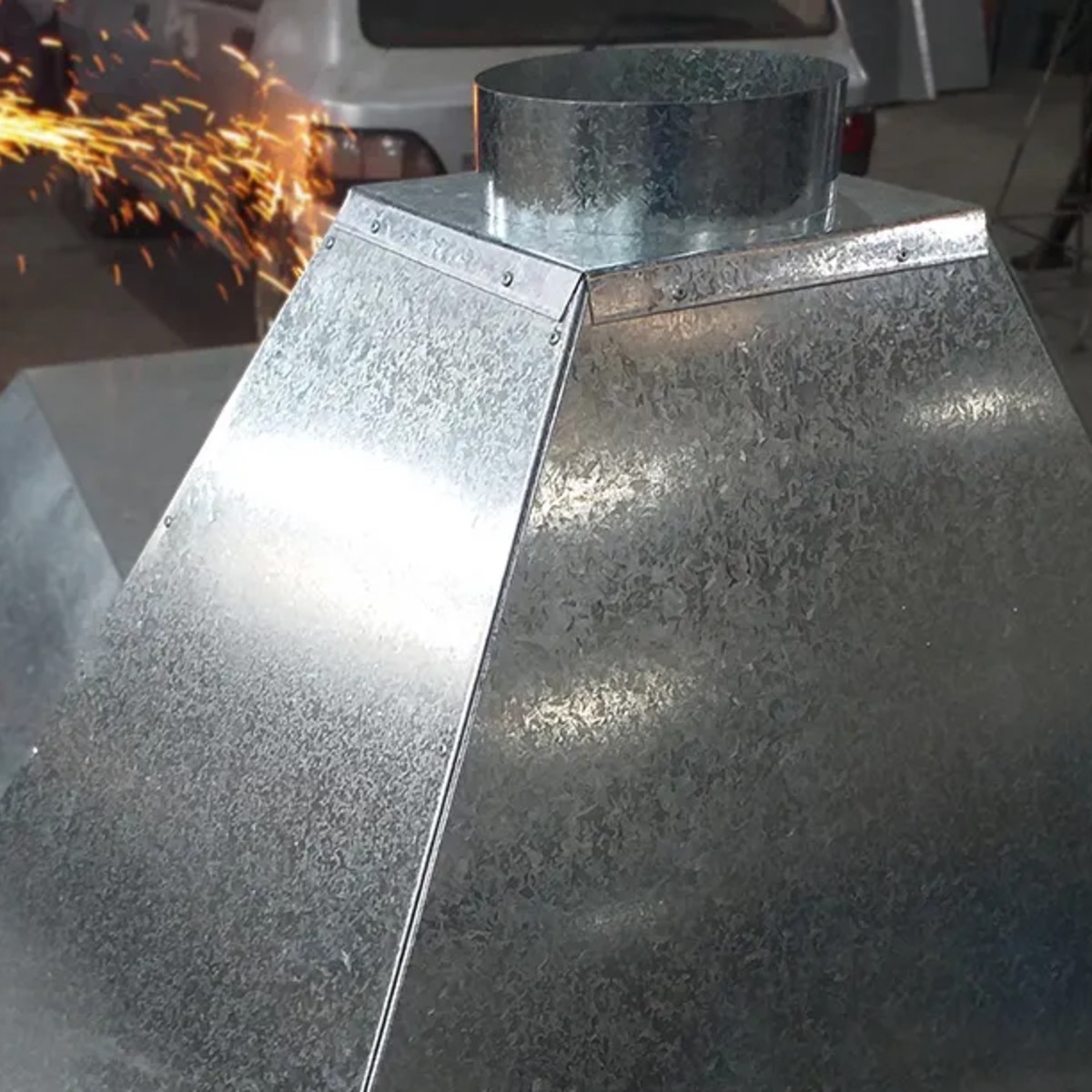 Terminación de una campana de chapa en el taller de Rapimetal