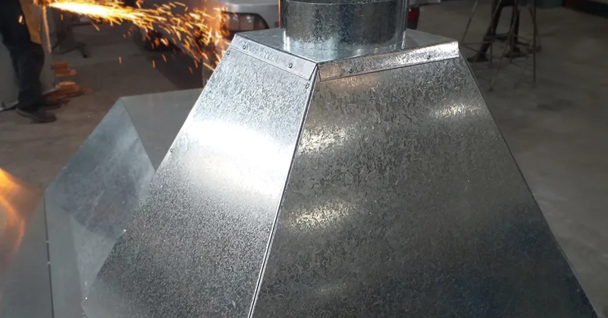 Terminación de una campana de chapa en el taller de Rapimetal