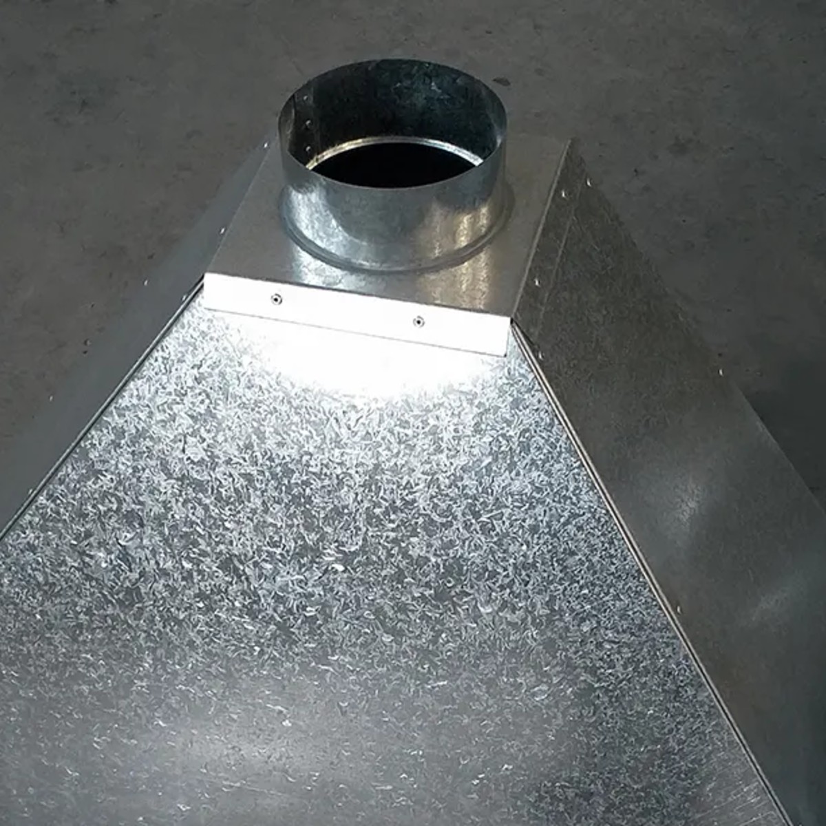 Campana de chapa galvanizada recién fabricada