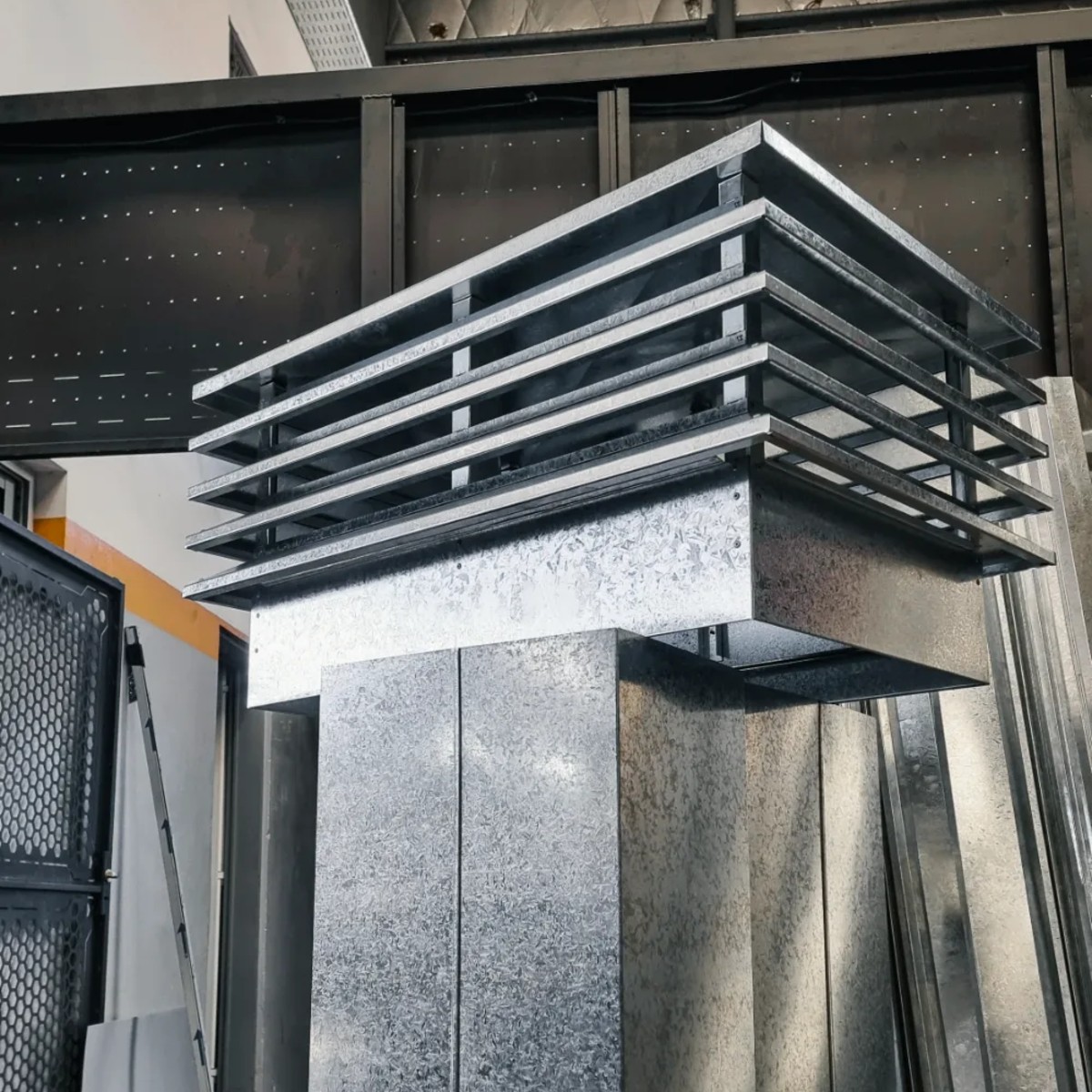 Remate de 4 alas sobre conducto de chapa galvanizada en el taller de Rapimetal