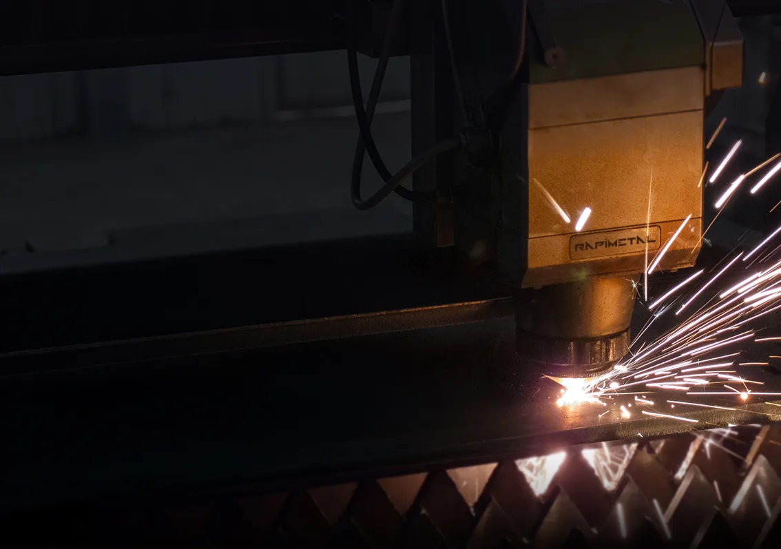 Máquina de corte láser CNC cortando chapa en Rapimetal