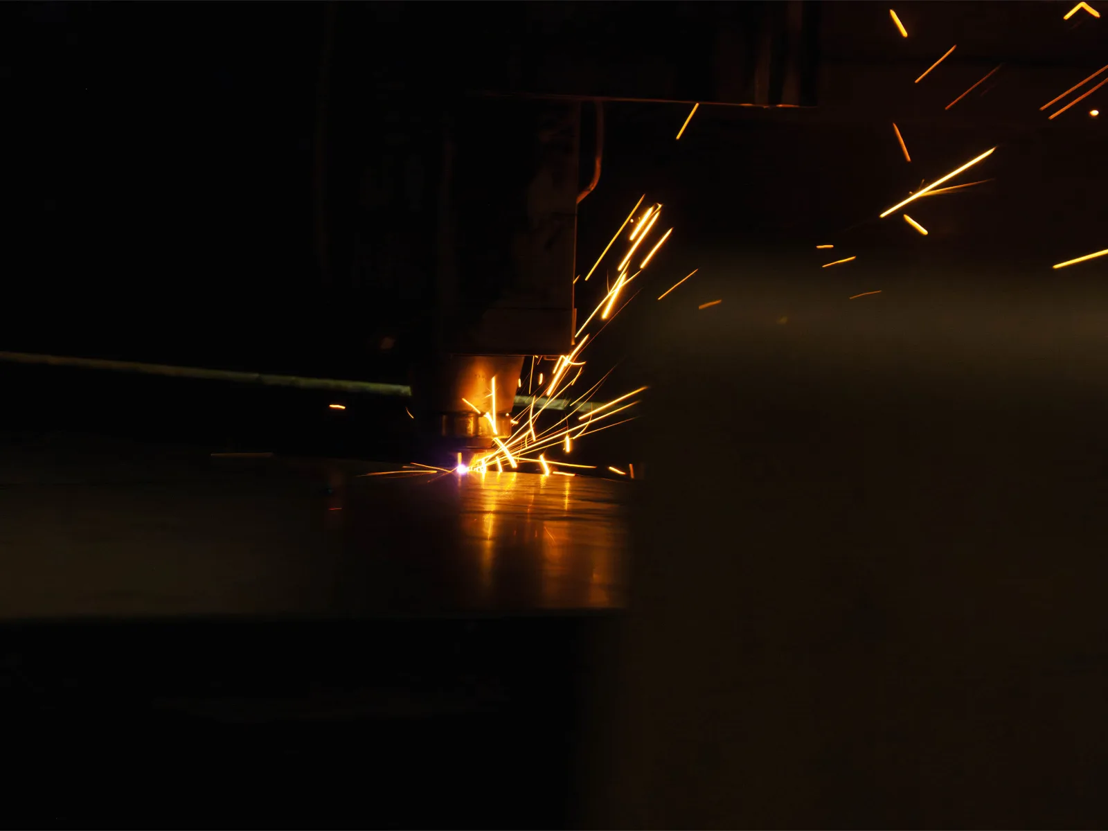 Corte láser de acero en la planta de Rapimetal