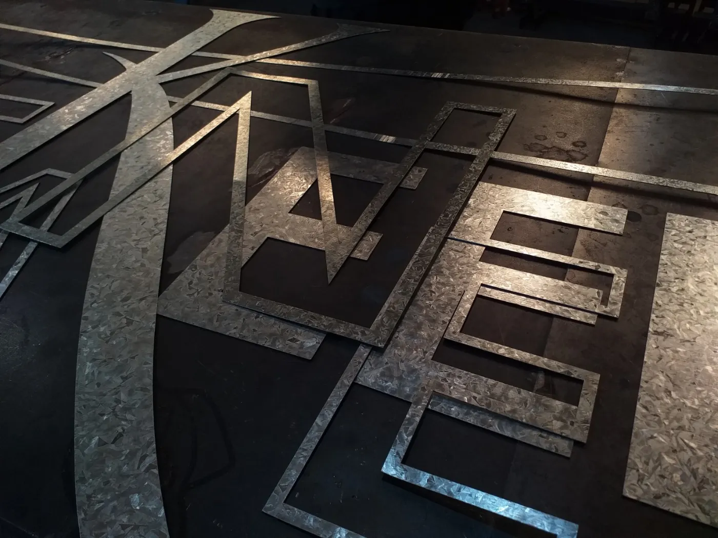 Letras cortadas con láser en chapa