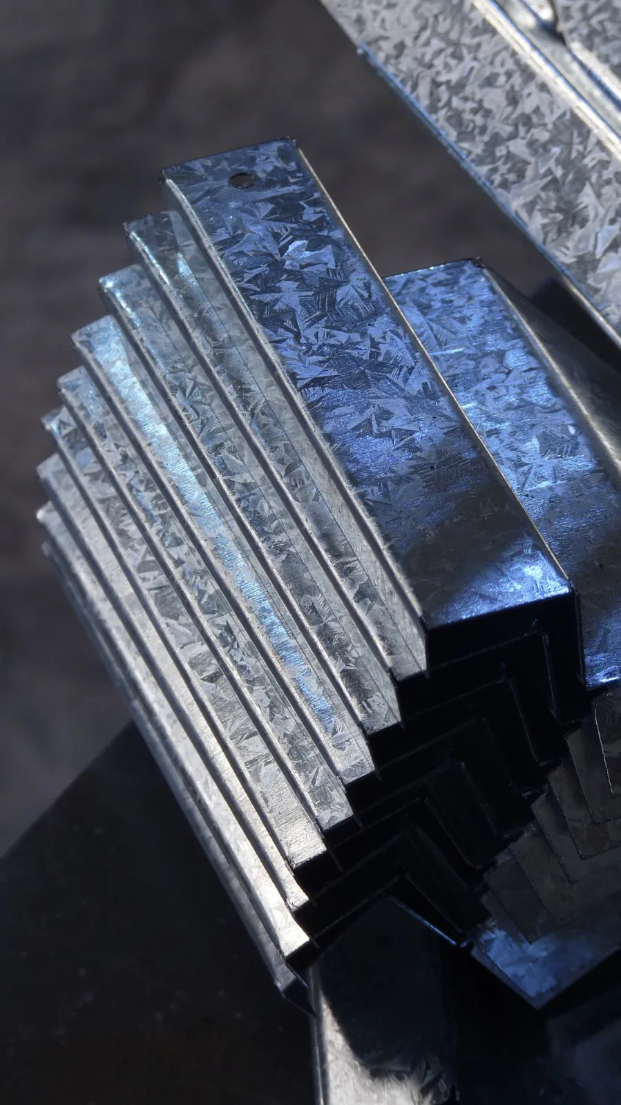 Piezas galvanizadas cortadas y plegadas