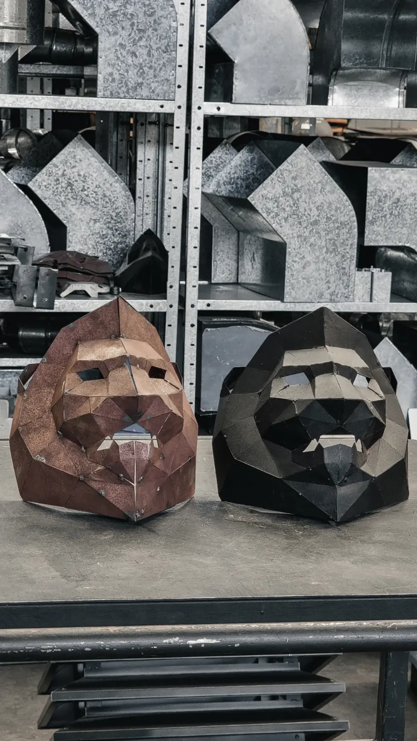 Piezas de chapa cortadas con láser y plegadas