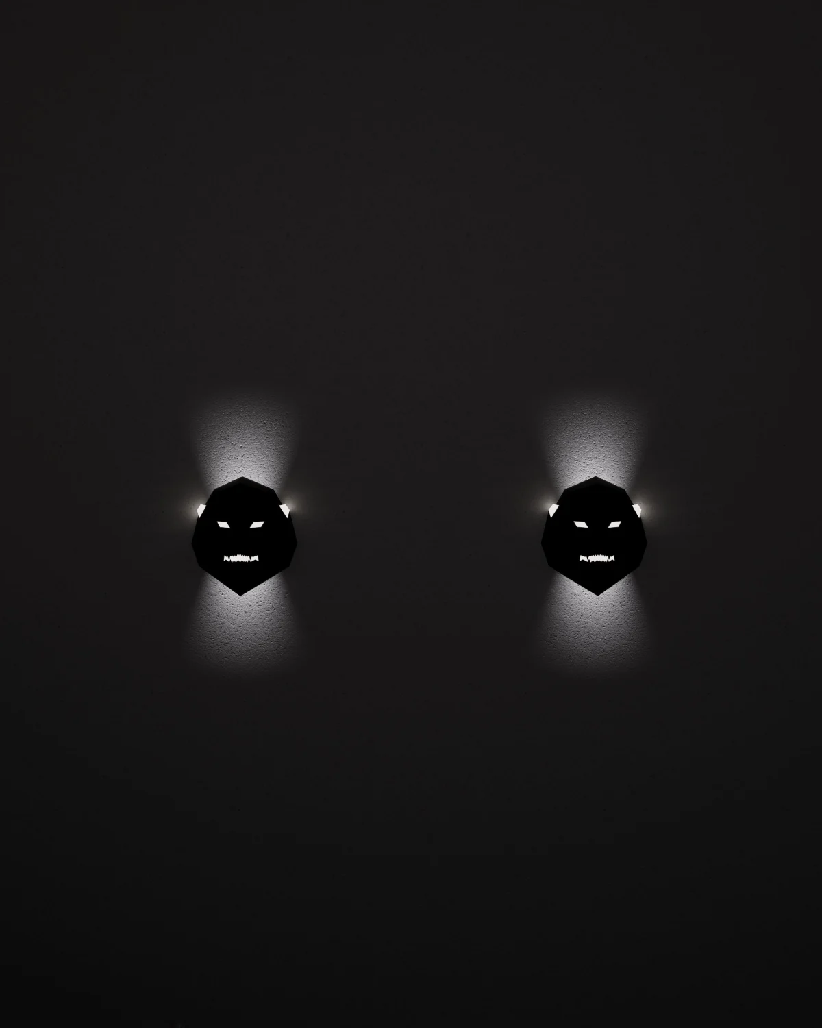 Dos apliques León Luz encendidos en la oscuridad