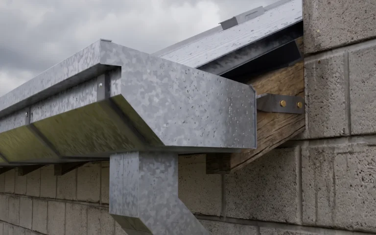 Canaleta americana galvanizada con bajada bajo el alero de una casa con techo de chapa