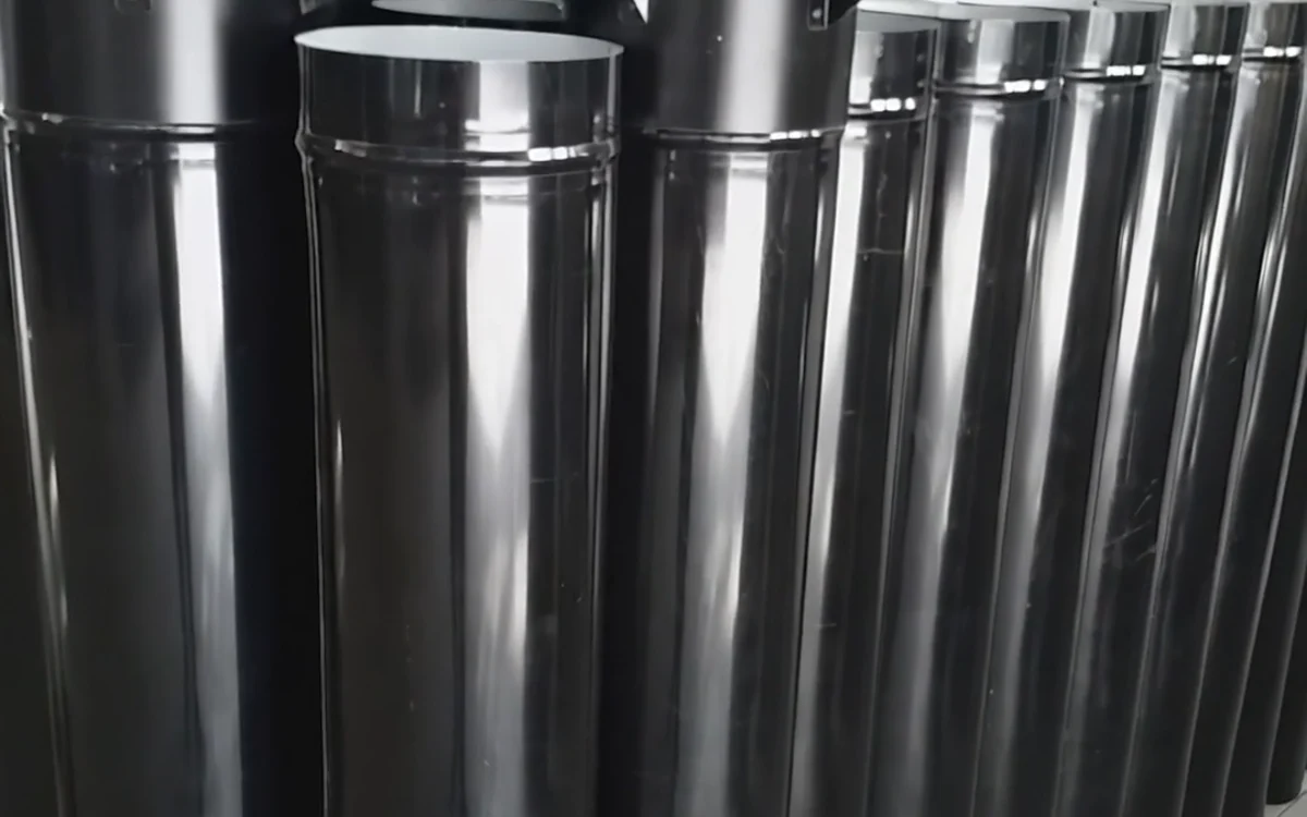 Caños redondos de chapa negros en la fábrica
