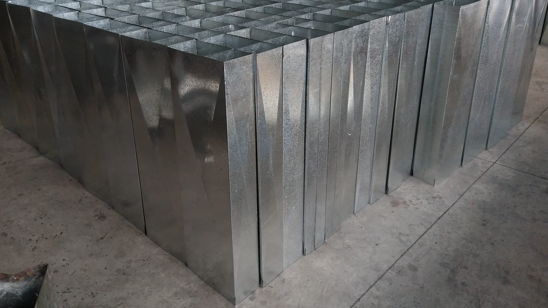 Lote de conductos rectangulares de chapa galvanizada punta diamante en la fábrica