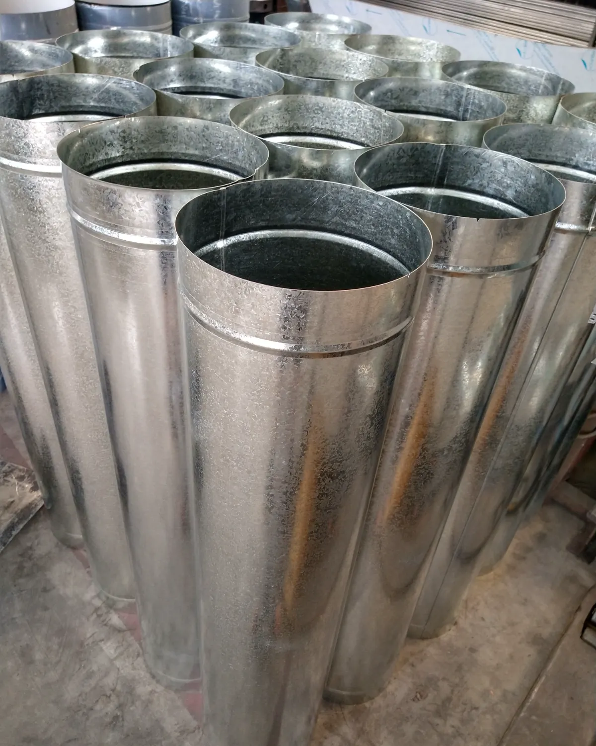 Caños redondos de chapa galvanizada recién fabricados