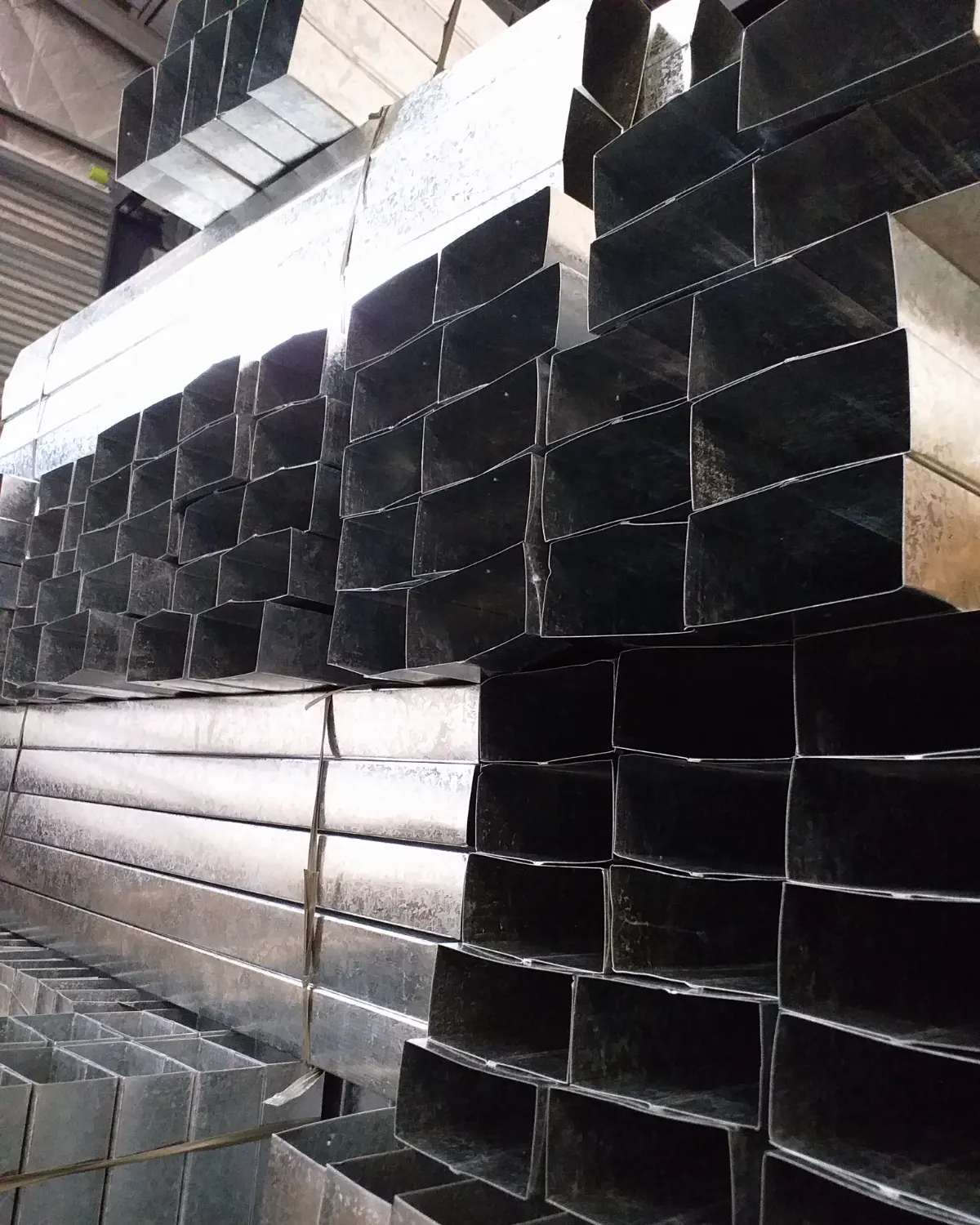 Conductos rectangulares de chapa galvanizada apilados en la fábrica