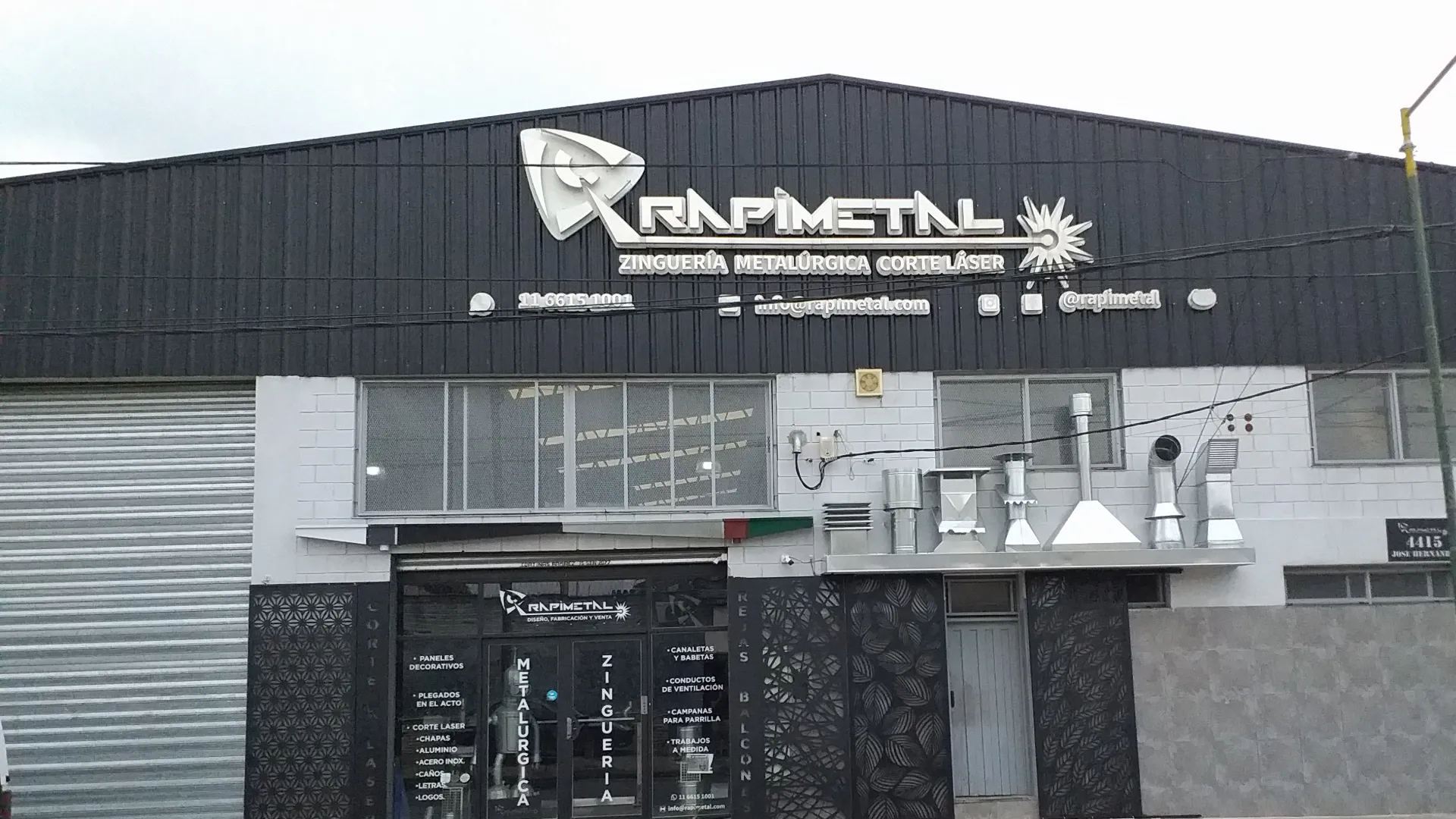 Frente del local y planta de Rapimetal en Villa Ballester, de día