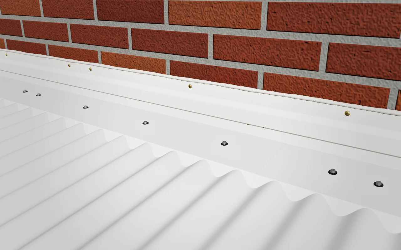 Cubrebabeta blanco sobre un techo de chapa sinusoidal blanca, contra una pared de ladrillos
