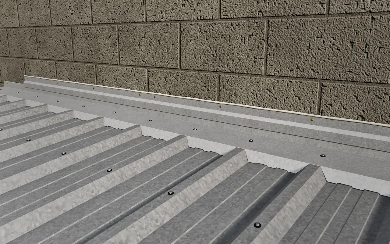 Tira larga de cubrebabeta galvanizado a lo largo de un muro, sobre un techo de chapa trapezoidal