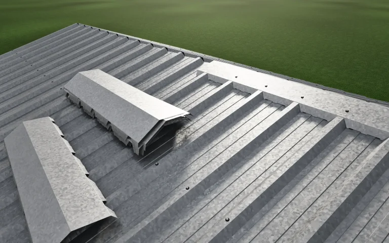 Cumbreras trapezoidales galvanizadas apiladas sobre un techo de chapa, listas para colocar en el vértice