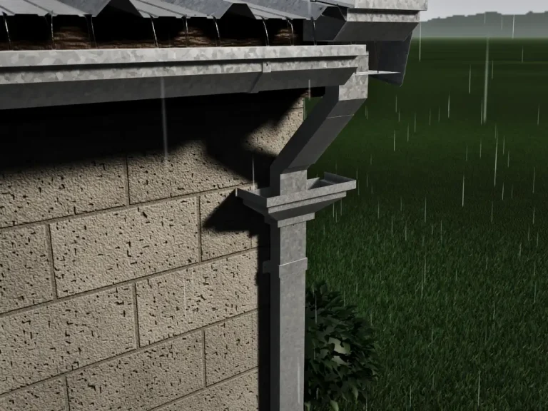 Canaleta con embudo y caño de bajada en la esquina de una casa, bajo la lluvia