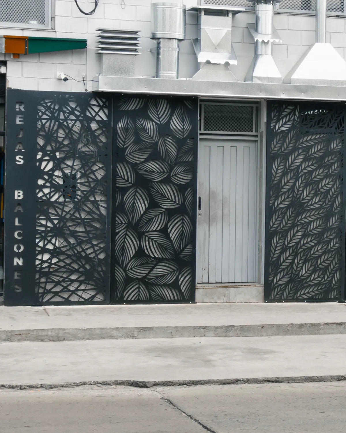 Fachada del local de Villa Ballester con paneles de chapa calada