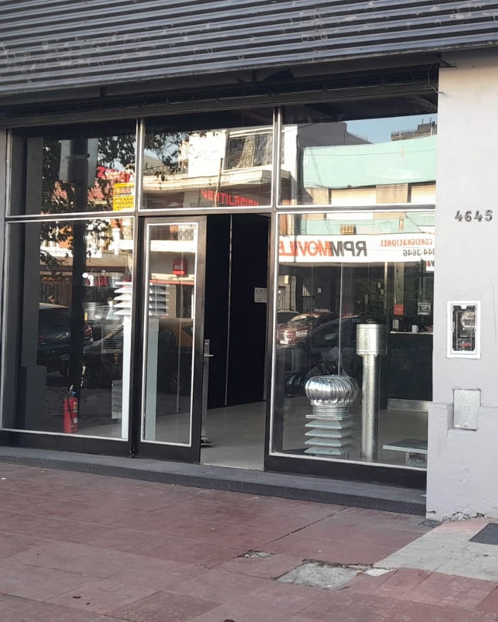 Entrada del local de Rapimetal en Villa Urquiza: vidriera sobre la avenida