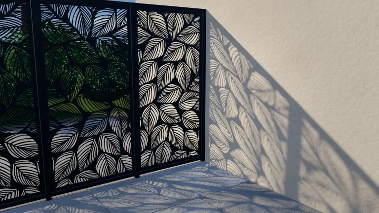 Paneles decorativos de chapa calada al sol: el dibujo se proyecta como sombra sobre la pared