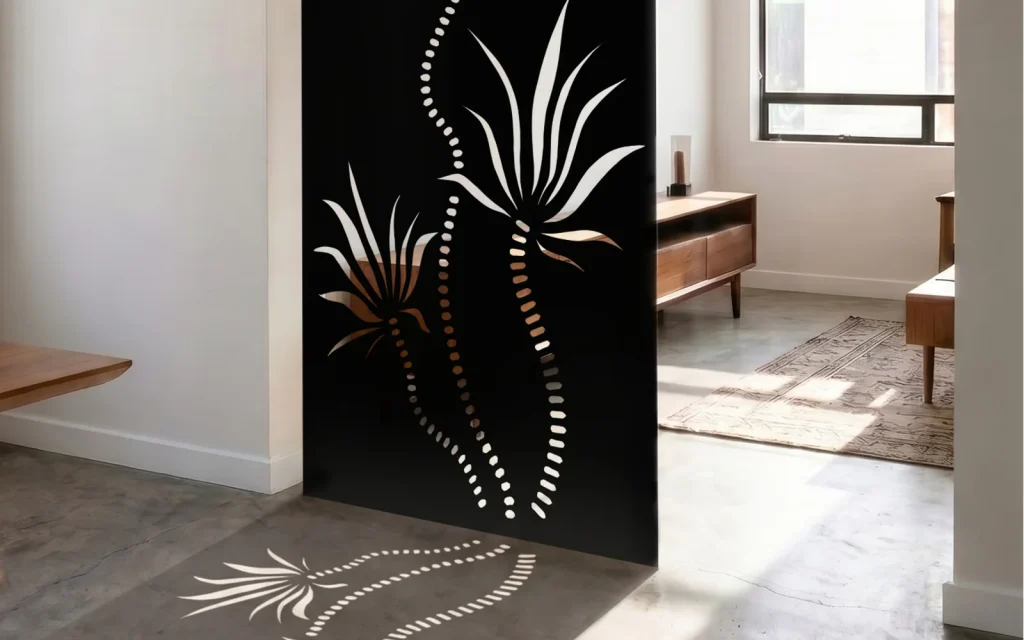 Panel decorativo Triple Palma como divisor de ambientes, con la sombra del dibujo en el piso