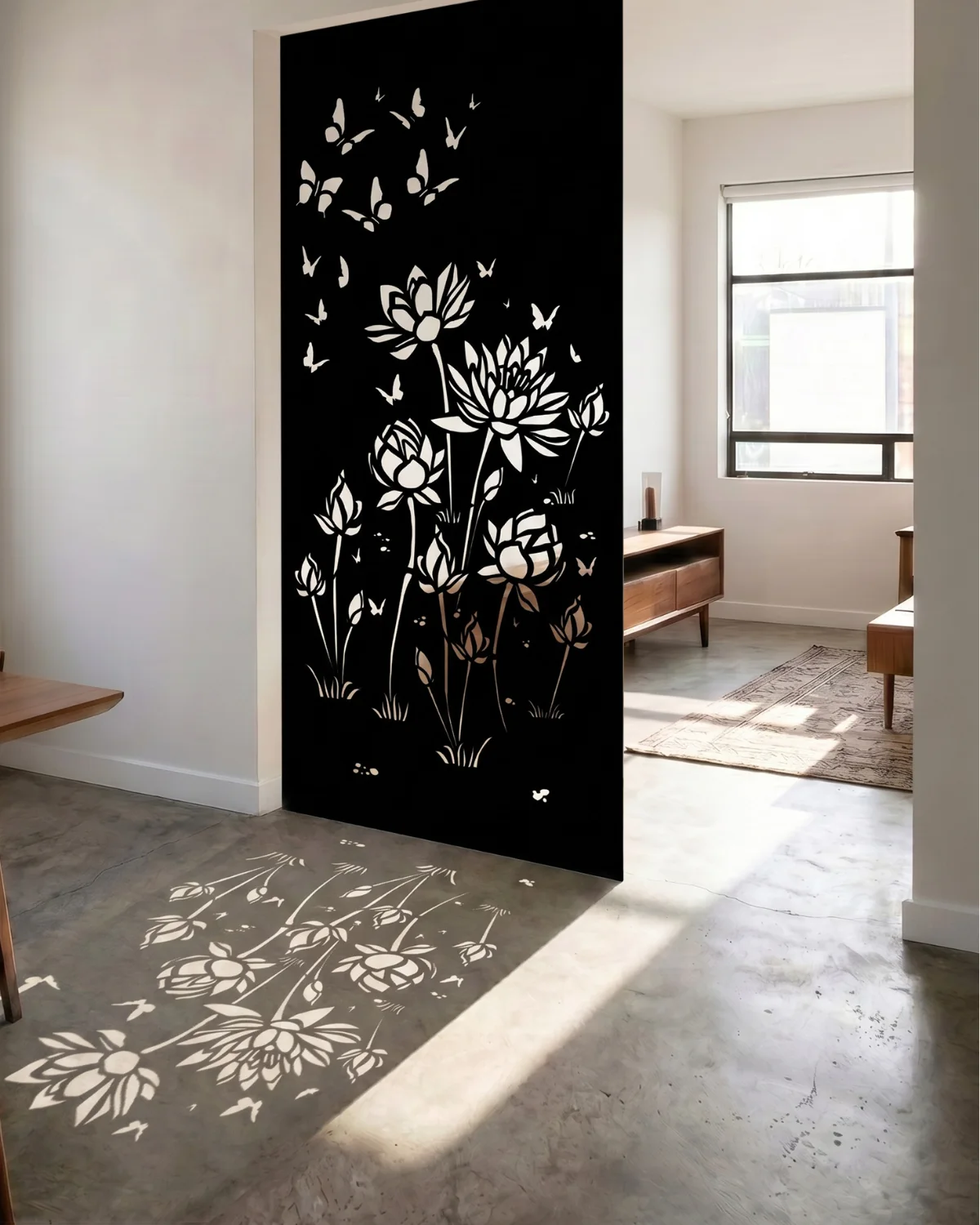 Panel decorativo Flor de Loto como divisor de ambientes con su sombra en el piso