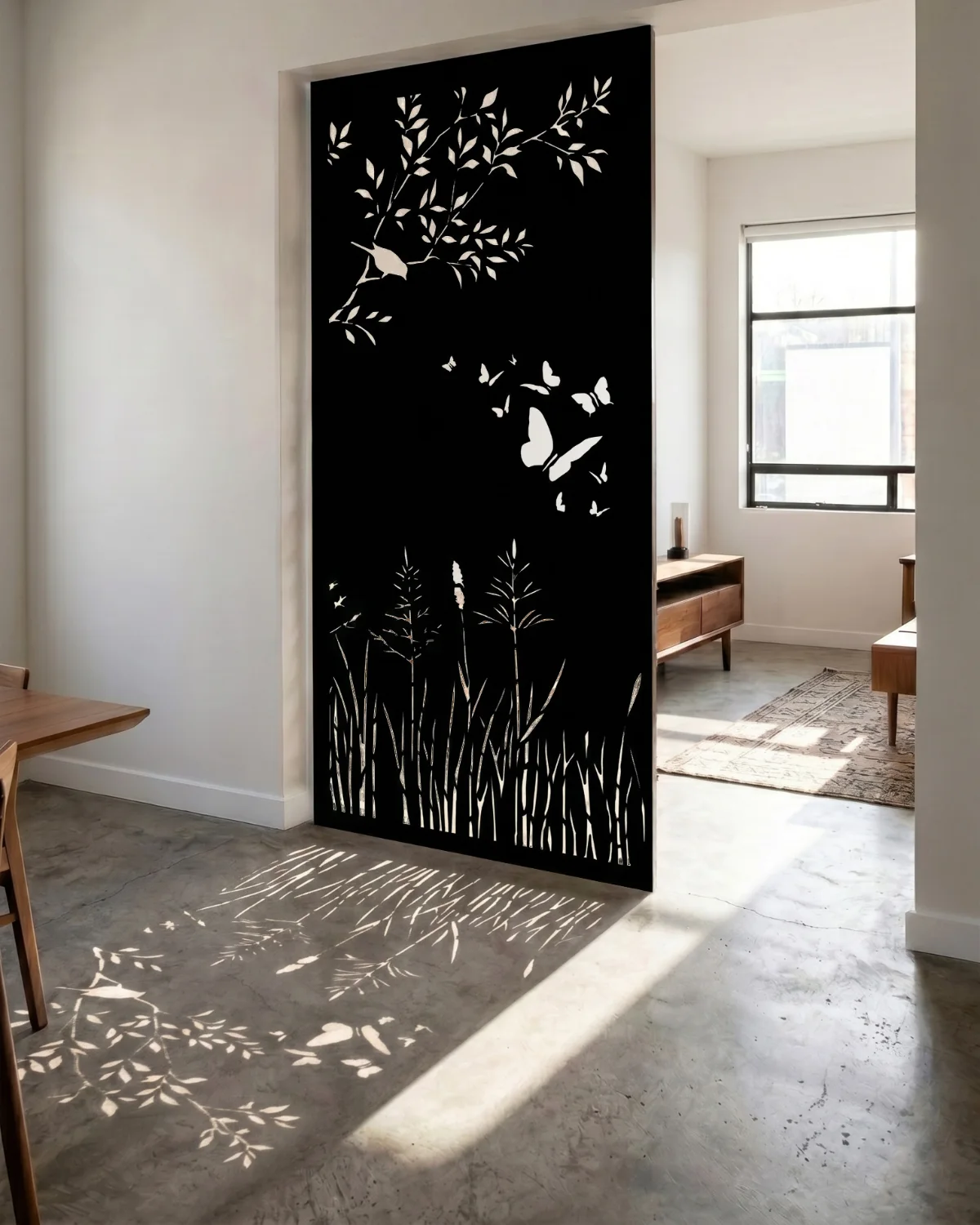 Panel decorativo Primavera Silvestre como divisor de ambientes con su sombra en el piso