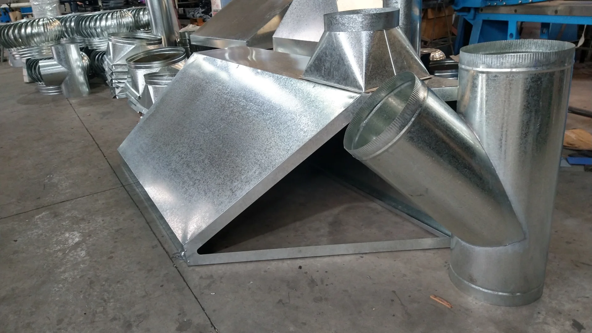 Ramal a 45° de chapa galvanizada recién fabricado, en el taller de Rapimetal