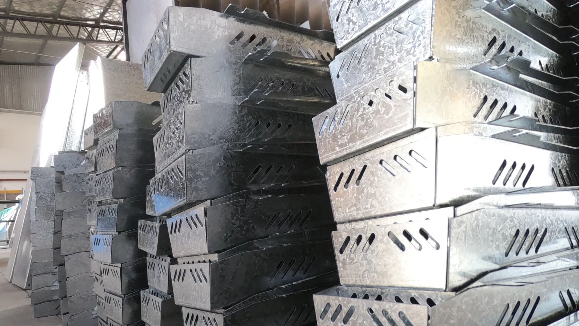 Pilas de piezas de chapa galvanizada terminadas dentro de la planta de Rapimetal