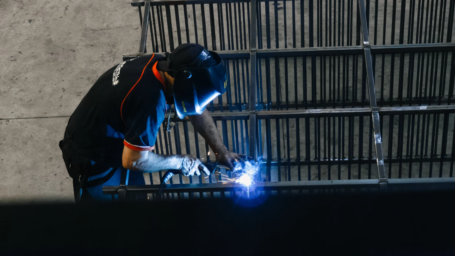 Soldador de Rapimetal con máscara y guantes soldando en la planta