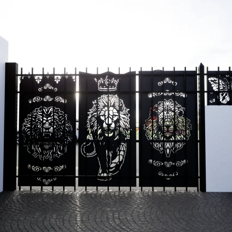 Reja de frente revestida con chapas caladas con diseño de leones, a contraluz
