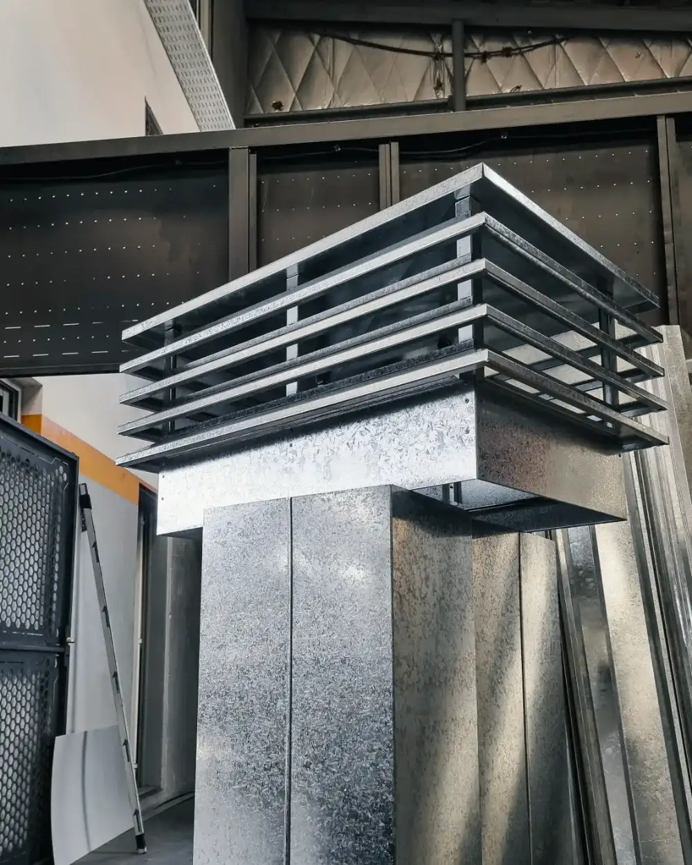 Remate de 4 alas sobre conducto de chapa galvanizada en el taller de Rapimetal