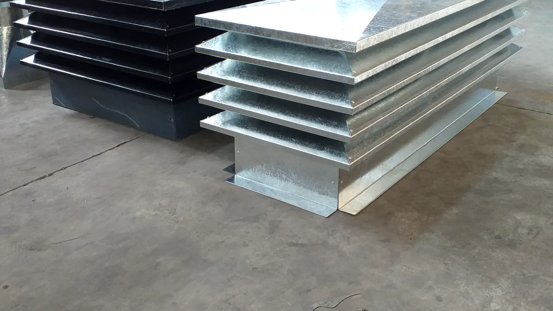 Remates de 4 alas de chapa galvanizada y negra recién fabricados en el taller