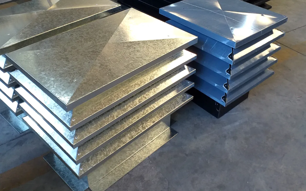 Varios remates de 4 alas de chapa galvanizada listos en el taller