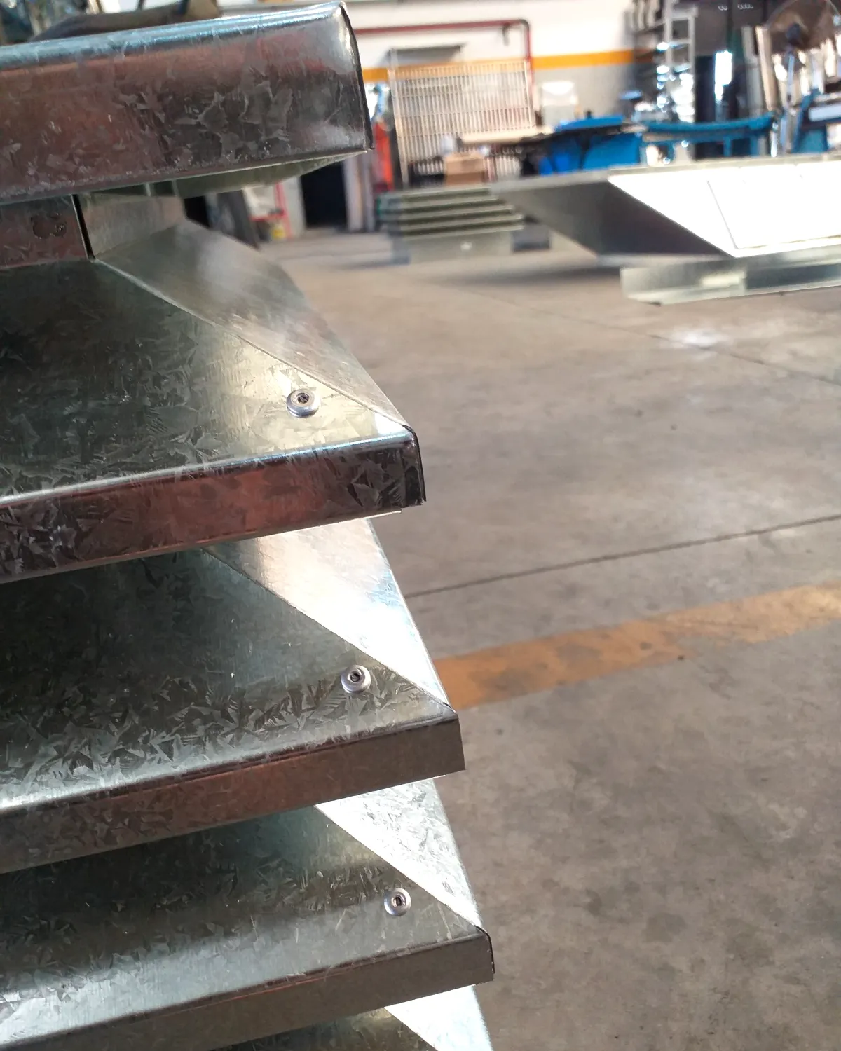 Detalle de las alas de un remate de chapa galvanizada