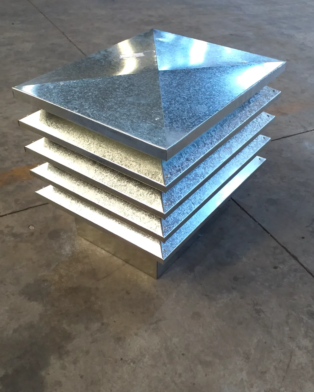Remate de 4 alas cuadrado de chapa galvanizada en el taller