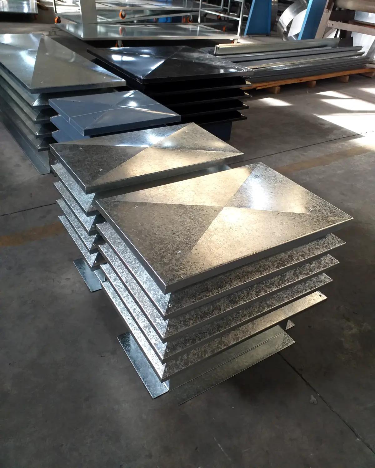 Varios remates de 4 alas de chapa galvanizada y prepintada en el taller