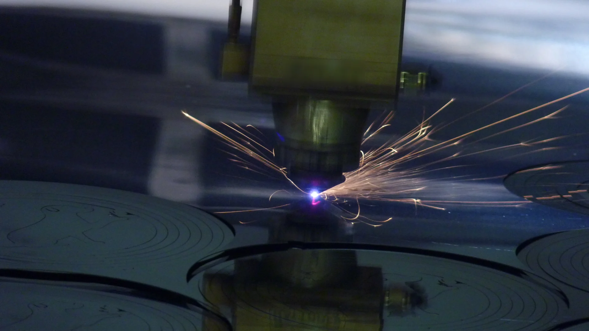 Boquilla del láser CNC cortando una chapa con la medida del archivo