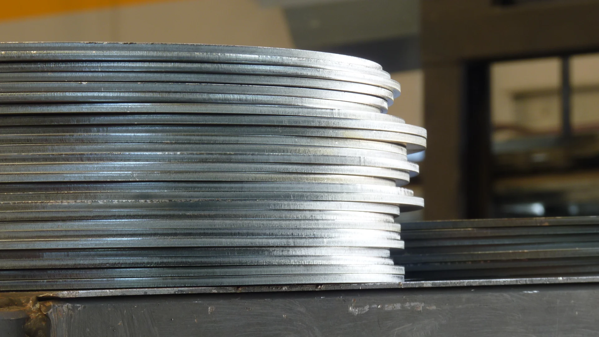 Discos de chapa cortados con láser, apilados uno sobre otro