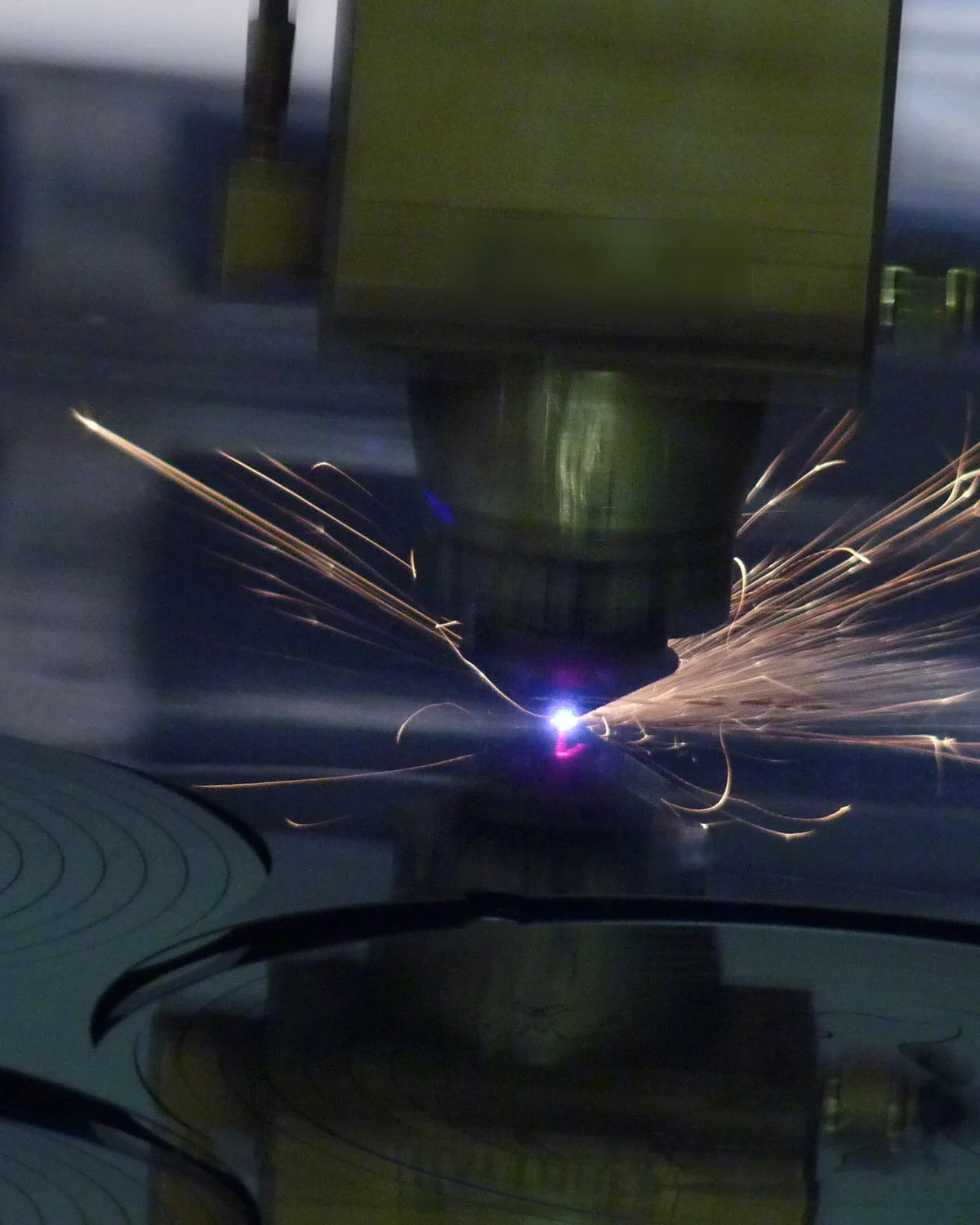 Boquilla del láser CNC cortando un disco de chapa