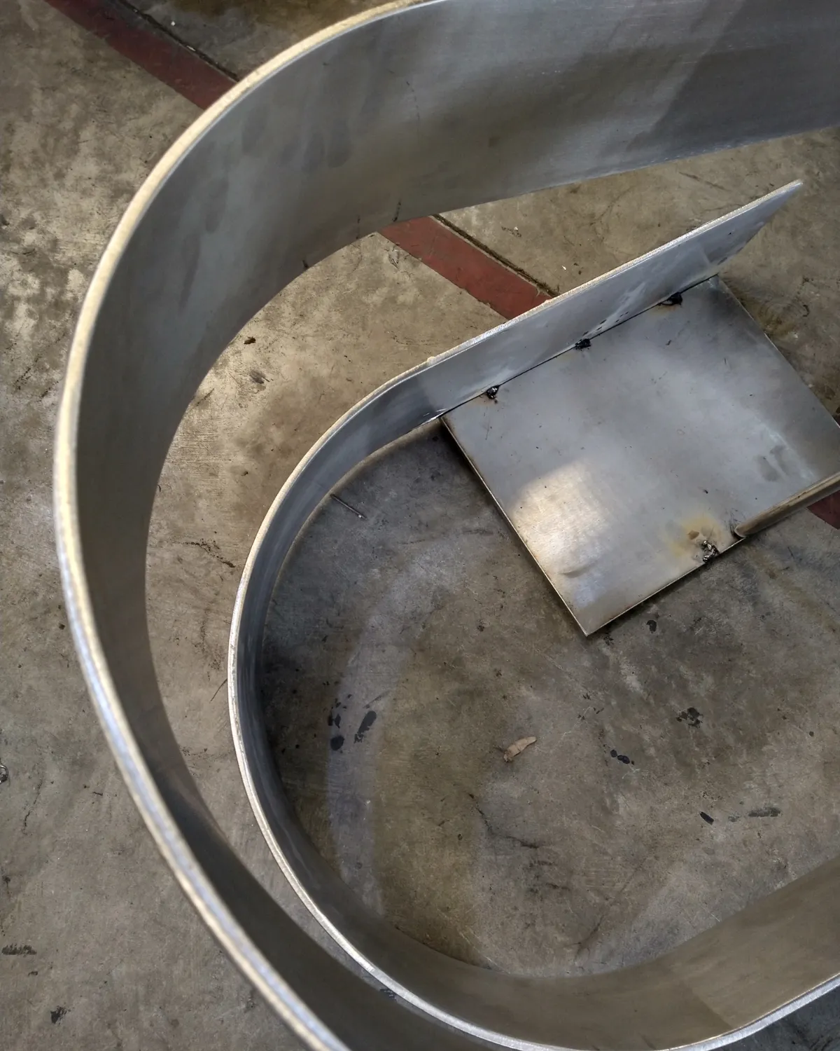 Fleje de chapa curvado sobre el piso de la planta