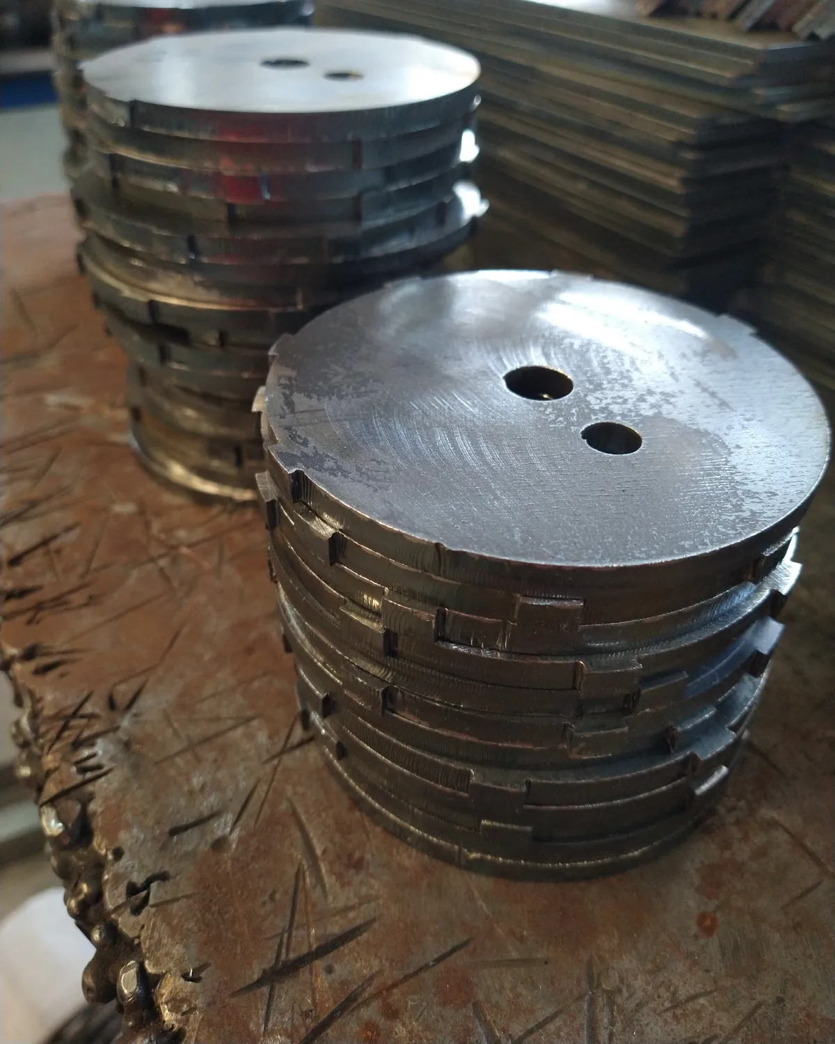 Discos de chapa gruesa cortados con láser, apilados