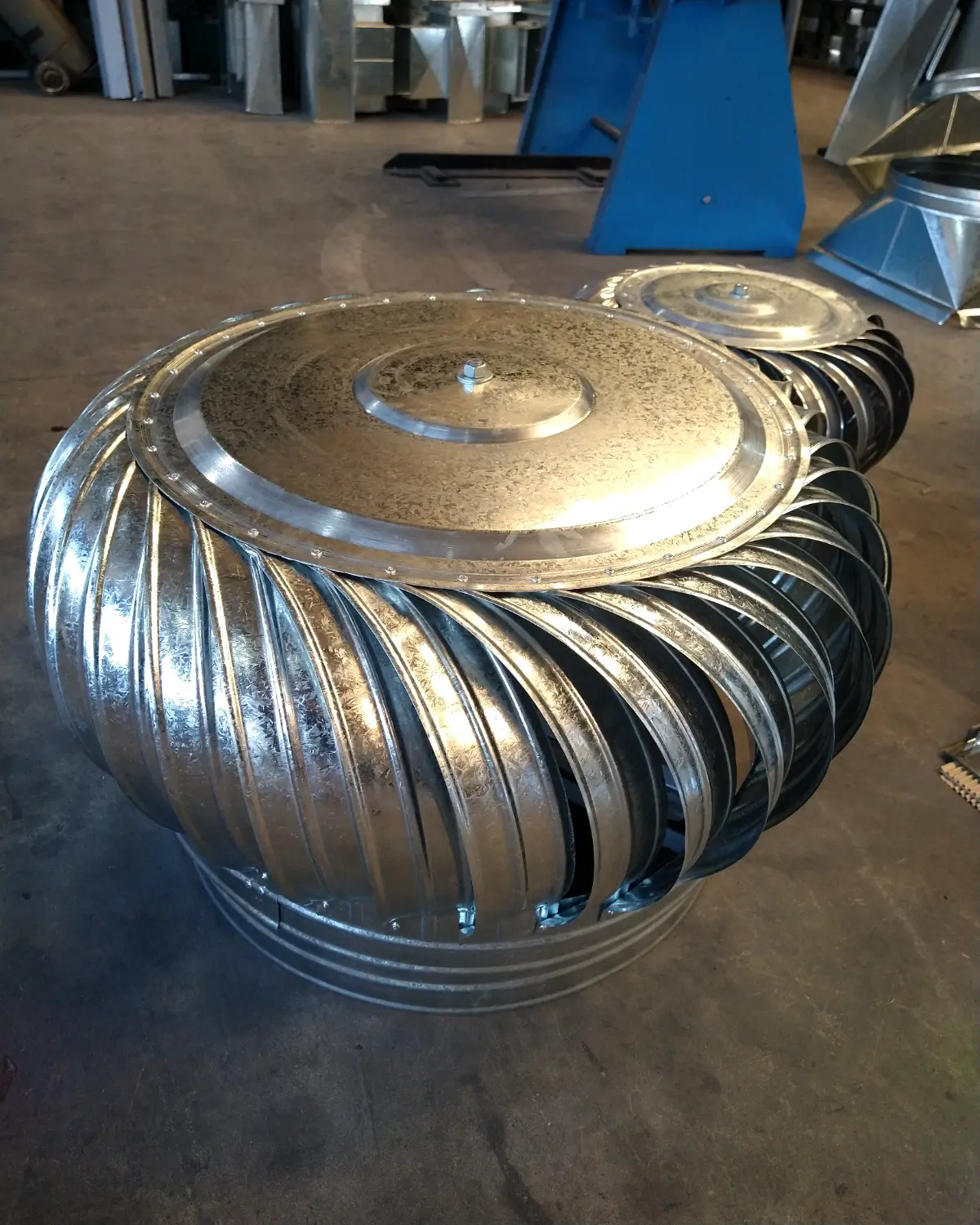 Sombrero eólico de chapa galvanizada visto de cerca