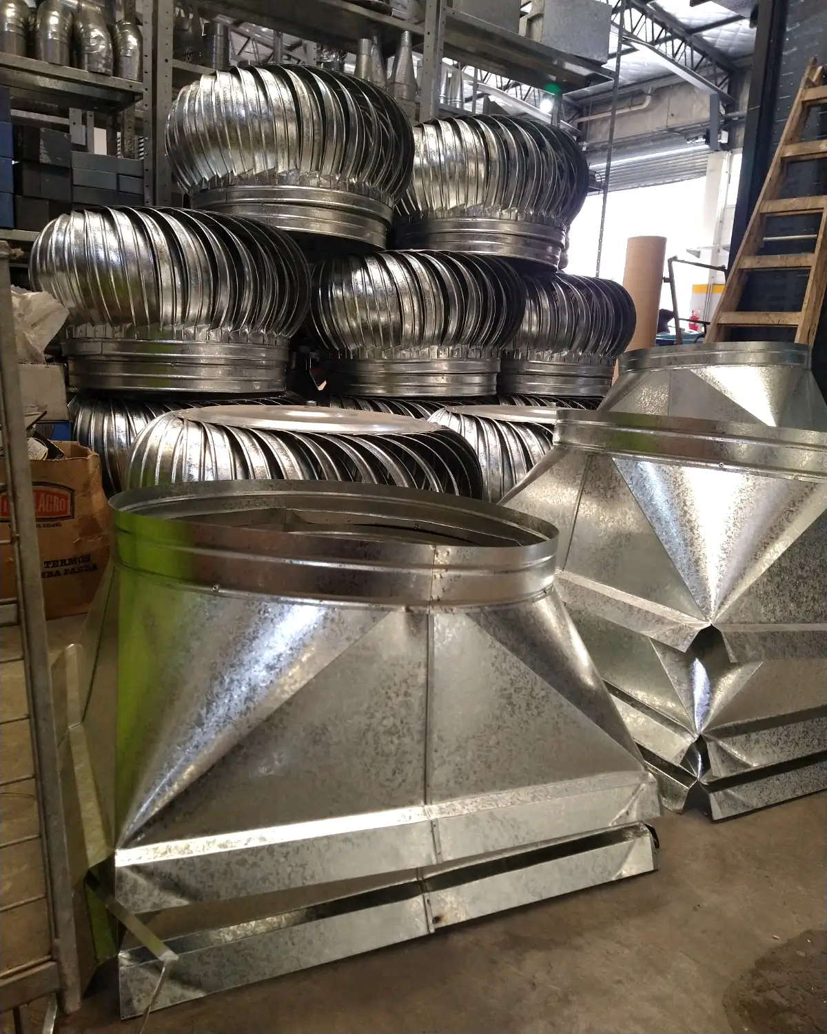 Sombreros eólicos y bases de eólico de chapa galvanizada en el taller