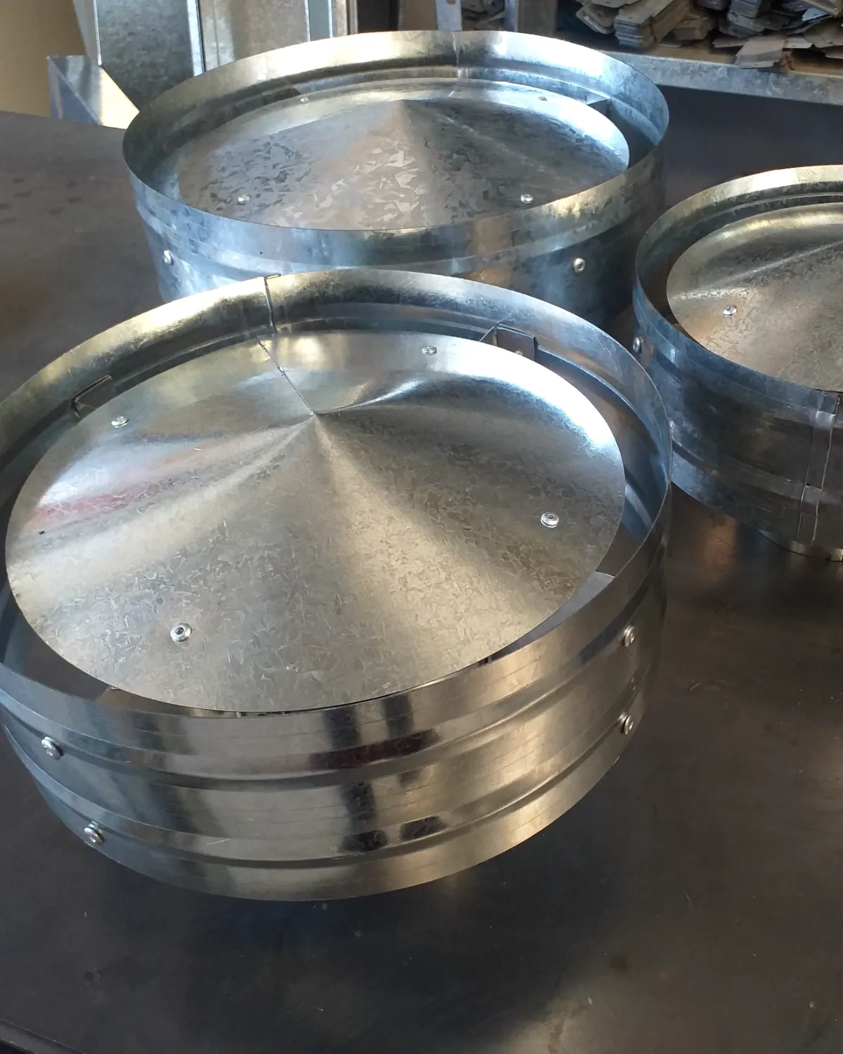 Sombreros venturi de chapa galvanizada vistos desde arriba, con el cono interior