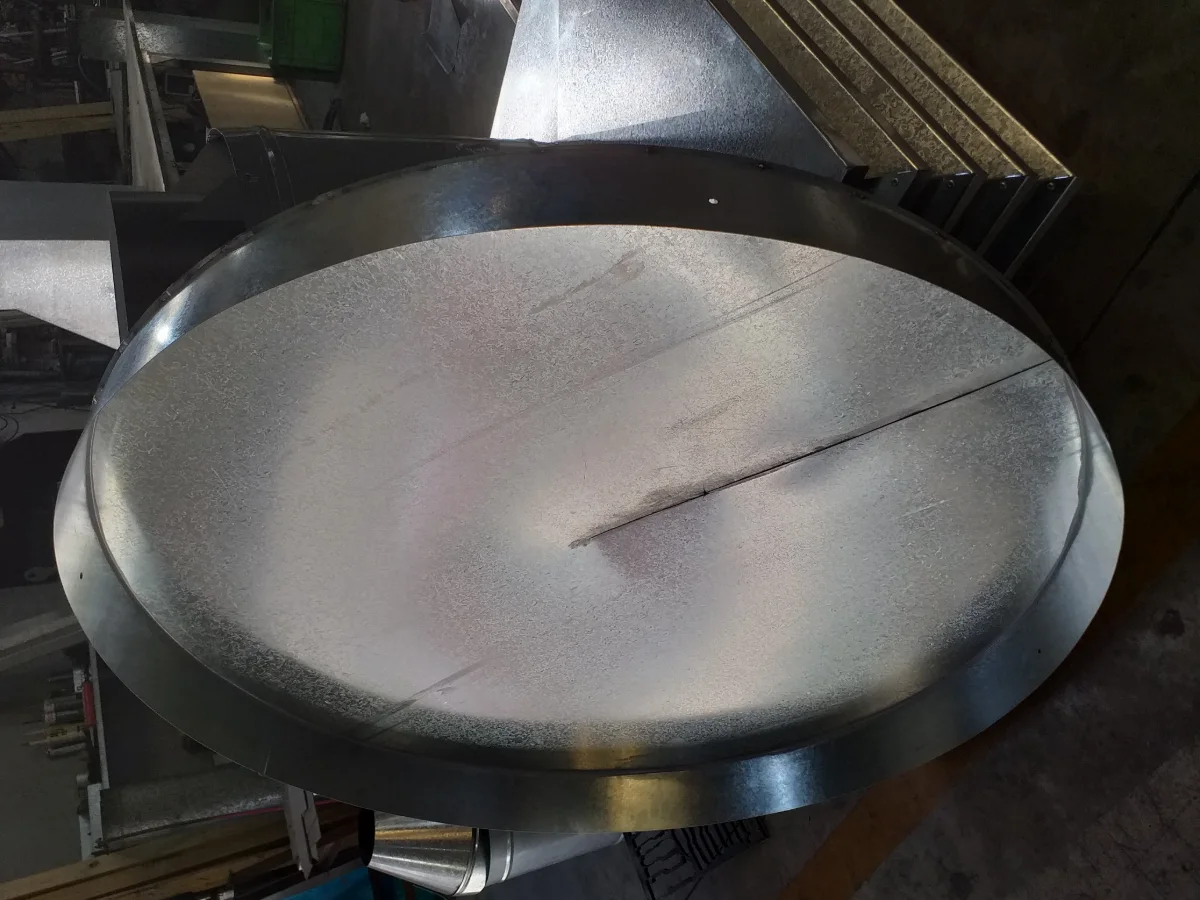 Interior de la tapa para tanque: el fondo y la pestaña de chapa galvanizada