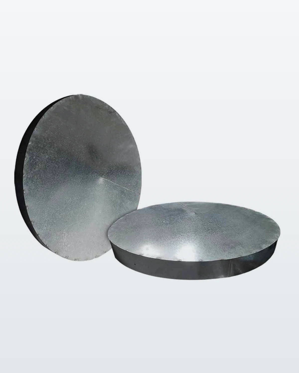 Dos tapas externas para tanque de agua de chapa galvanizada, una de frente y otra apoyada