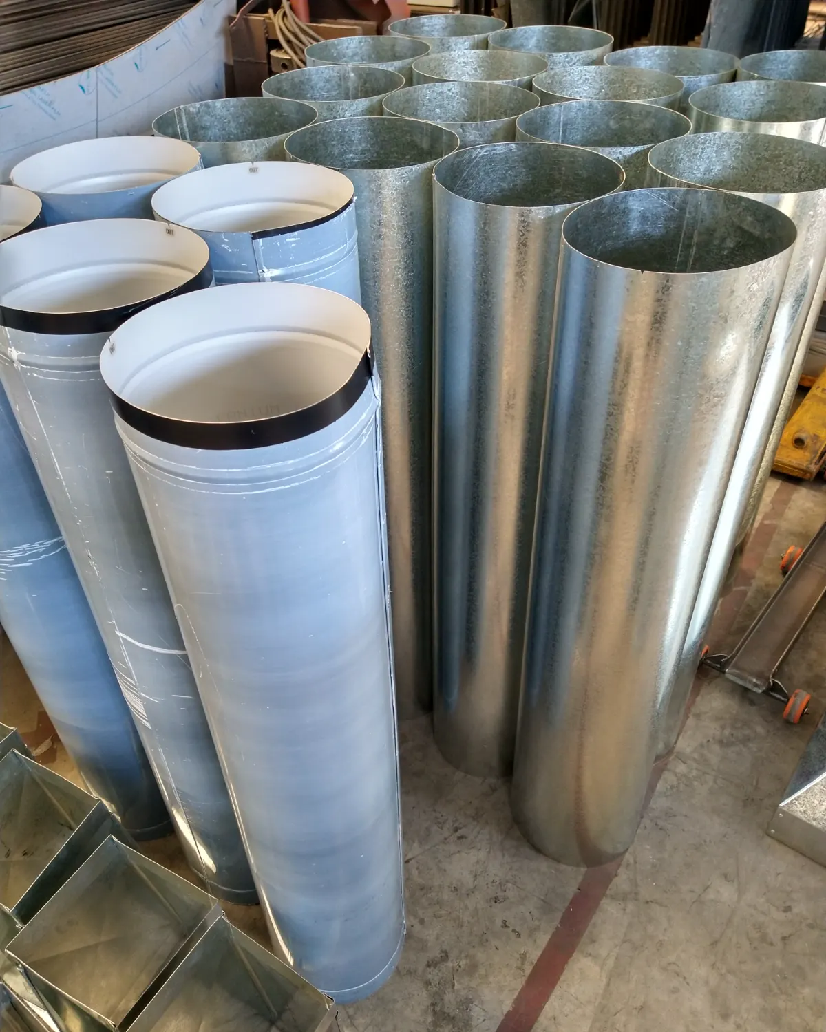 Caños redondos de chapa galvanizados y blancos en la fábrica