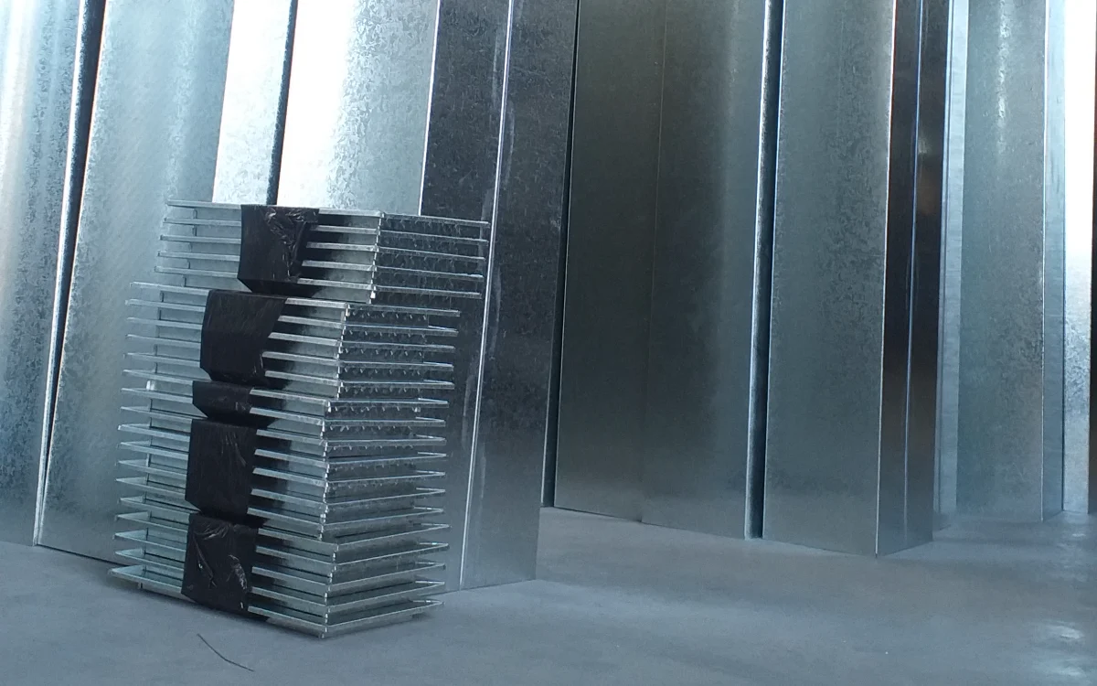 Conductos rectangulares de chapa galvanizada en la fábrica